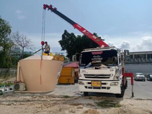 ผลงาน รถเฮี๊ยบตะเคียนเตี้ย ศรีราชา ชลบุรี ให้บริการยกและติดตั้งซุ้มร้านค้าขนาดใหญ่ น้ำหนักหลายร้อยกิโลกรัม 