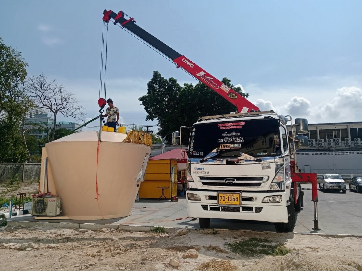 ผลงาน รถเฮี๊ยบตะเคียนเตี้ย ศรีราชา ชลบุรี ให้บริการยกและติดตั้งซุ้มร้านค้าขนาดใหญ่ น้ำหนักหลายร้อยกิโลกรัม