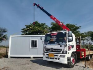 ผลงานรถเฮี๊ยบบางละมุง ยกตู้สำนักงานสำเร็จรูปขนาดมาตรฐานลงพื้นที่หน้างานอย่างปลอดภัย