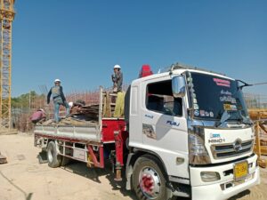 ผลงานรถเฮี๊ยบบ่อทองยกขนย้ายภายในไซต์ก่อสร้างพื้นที่อำเภอบ่อทอง จังหวัดชลบุรี 