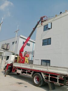ผลงานรถเฮี๊ยบบ้านฉาง ระยอง – ยกติดตั้งอุปกรณ์บนอาคารโรงงานอุตสาหกรรม