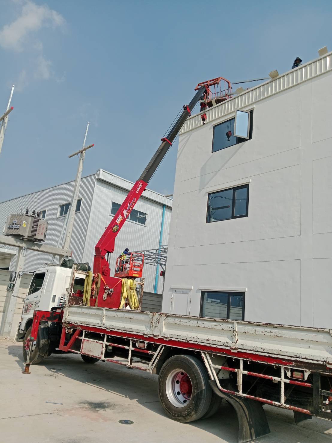 ผลงานรถเฮี๊ยบบ้านฉาง ระยอง – ยกติดตั้งอุปกรณ์บนอาคารโรงงานอุตสาหกรรม