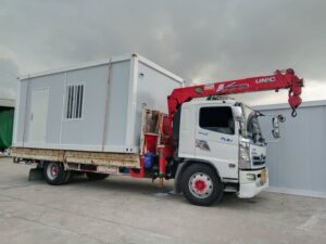 รถเฮี๊ยบมะขามคู่ ยกขนย้ายตู้สำเร็จรูป หน้างานเทศบาลมะขามคู่ อำเภอนิคมพัฒนา จังหวัดระยอง