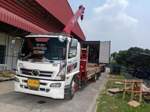 ผลงานรถเฮี๊ยบให้เช่าระยอง งานยกสินค้าออกจากตู้คอนเทนเนอร์ในพื้นที่โรงงานอุตสาหกรรม