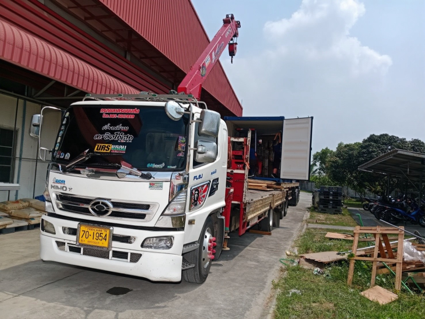 ผลงานรถเฮี๊ยบให้เช่าระยอง งานยกสินค้าออกจากตู้คอนเทนเนอร์ในพื้นที่โรงงานอุตสาหกรรม