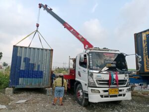 รถเฮี๊ยบหนองซาก บ้านบึง จังหวัดชลบุรี ยกขนย้ายตู้คอนเทนเนอร์