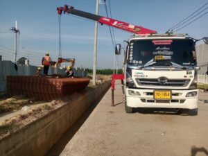 ผลงานรถเฮี๊ยบหนองรี  ยกขนย้ายวัสดุในไซต์งานก่อสร้าง