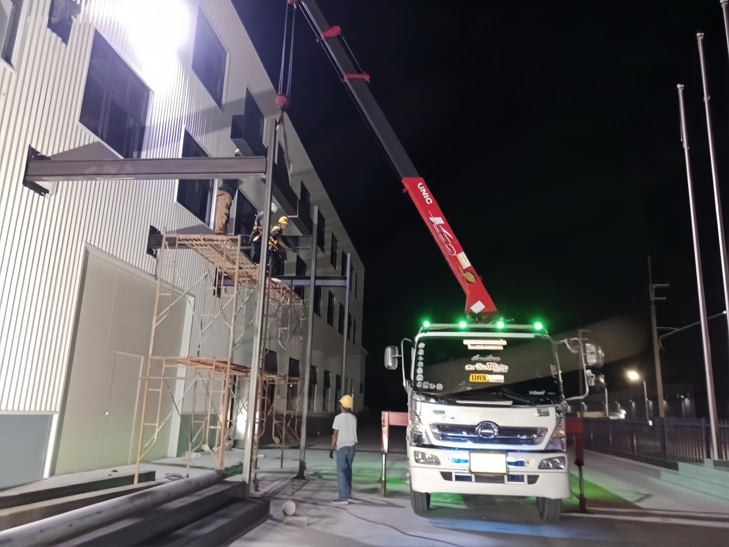 ผลงานรถเฮี๊ยบหนองเสือช้าง ให้บริการยกติดตั้งโครงสร้างเหล็กหน้าอาคารโรงงานอุตสาหกรรม