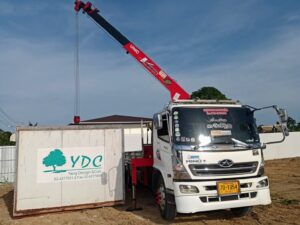 ผลงานรถเฮี๊ยบห้วยโป่ง ระยอง – ยกและขนย้ายอุปกรณ์ในไซต์งานก่อสร้าง