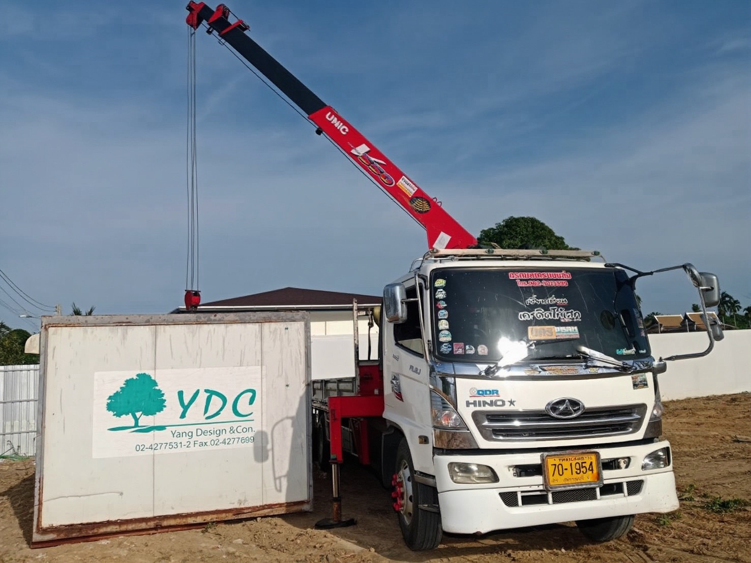 ผลงานรถเฮี๊ยบห้วยโป่ง ระยอง – ยกและขนย้ายอุปกรณ์ในไซต์งานก่อสร้าง