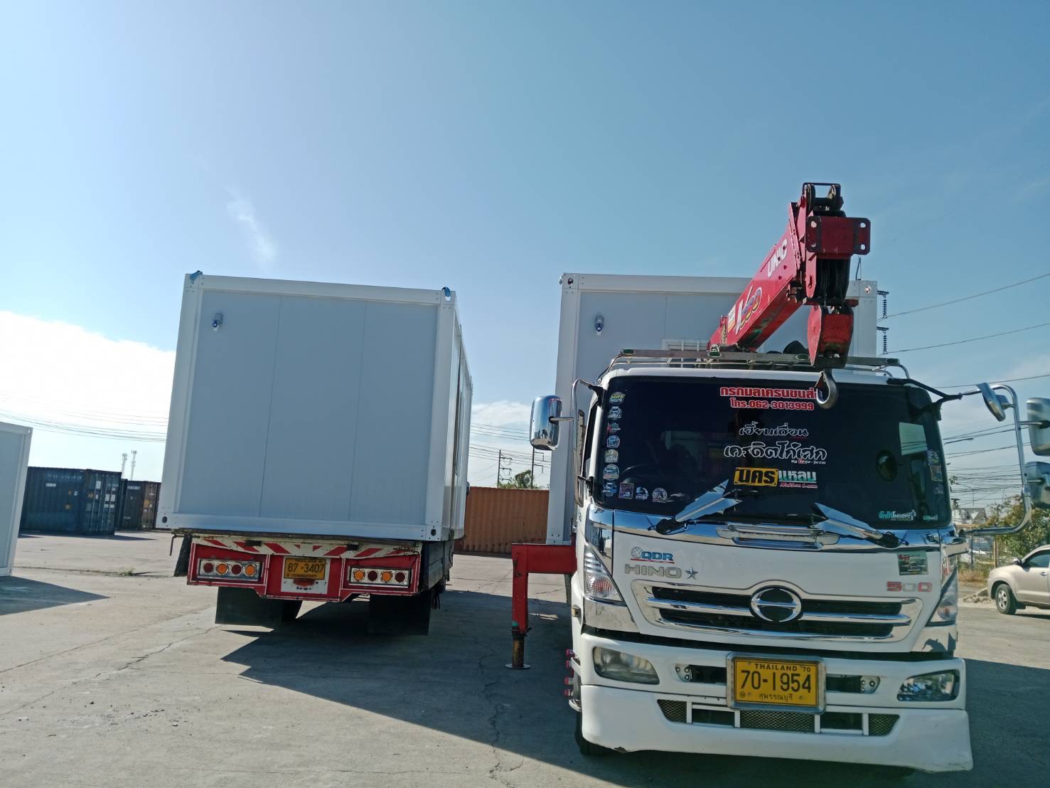 รถเฮี๊ยบห้างสูง อำเภอหนองใหญ่ จังหวัดชลบุรี เป็นงานยกและติดตั้งตู้คอนเทนเนอร์ส