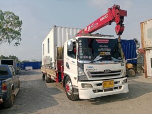 ผลงานรถเฮี๊ยบเกาะจันทร์ งานขนส่งตู้คอนเทนเนอร์หรือตู้ออฟฟิศสำเร็จรูป จากศรีราชาไปยังเกาะจันทร์ จังหวัดชลบุรี 