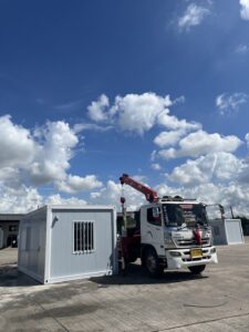 ผลงาน รถเฮี๊ยบเขาไม้แก้ว จังหวัดชลบุรี ให้บริการยกและติดตั้งตู้สำนักงานสำเร็จรูป