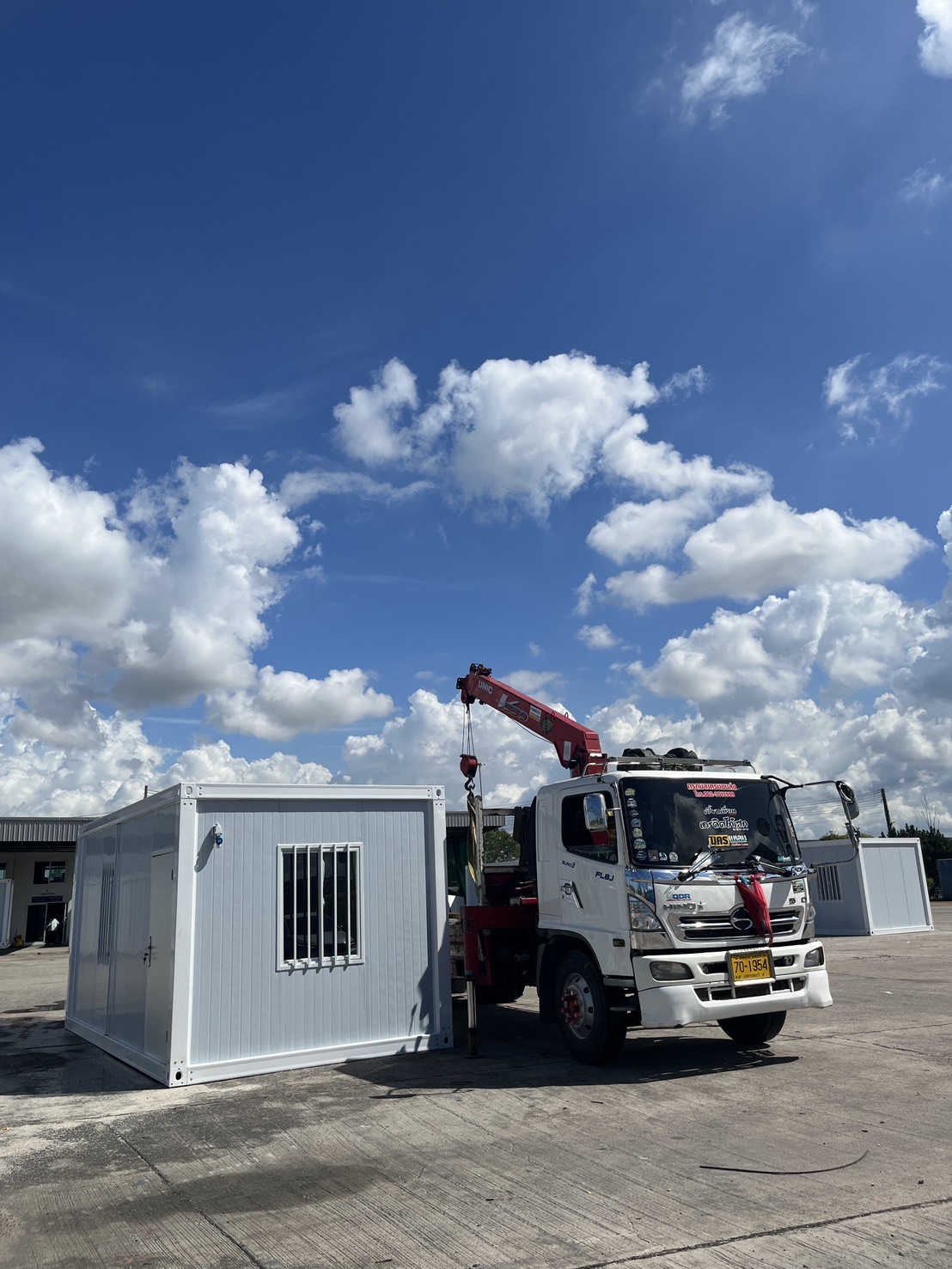 ผลงาน รถเฮี๊ยบเขาไม้แก้ว จังหวัดชลบุรี ให้บริการยกและติดตั้งตู้สำนักงานสำเร็จรูป