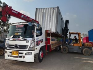 ผลงานการปฏิบัติงานจริงของรถเฮี๊ยบในพื้นที่แม่น้ำคู้ ปลวกแดง ระยอง เป็นงานยกและขนย้ายตู้คอนเทนเนอร์/ตู้สำนักงาน โดยใช้รถบรรทุกติดเครน ร่วมกับรถโฟล์คลิฟท์