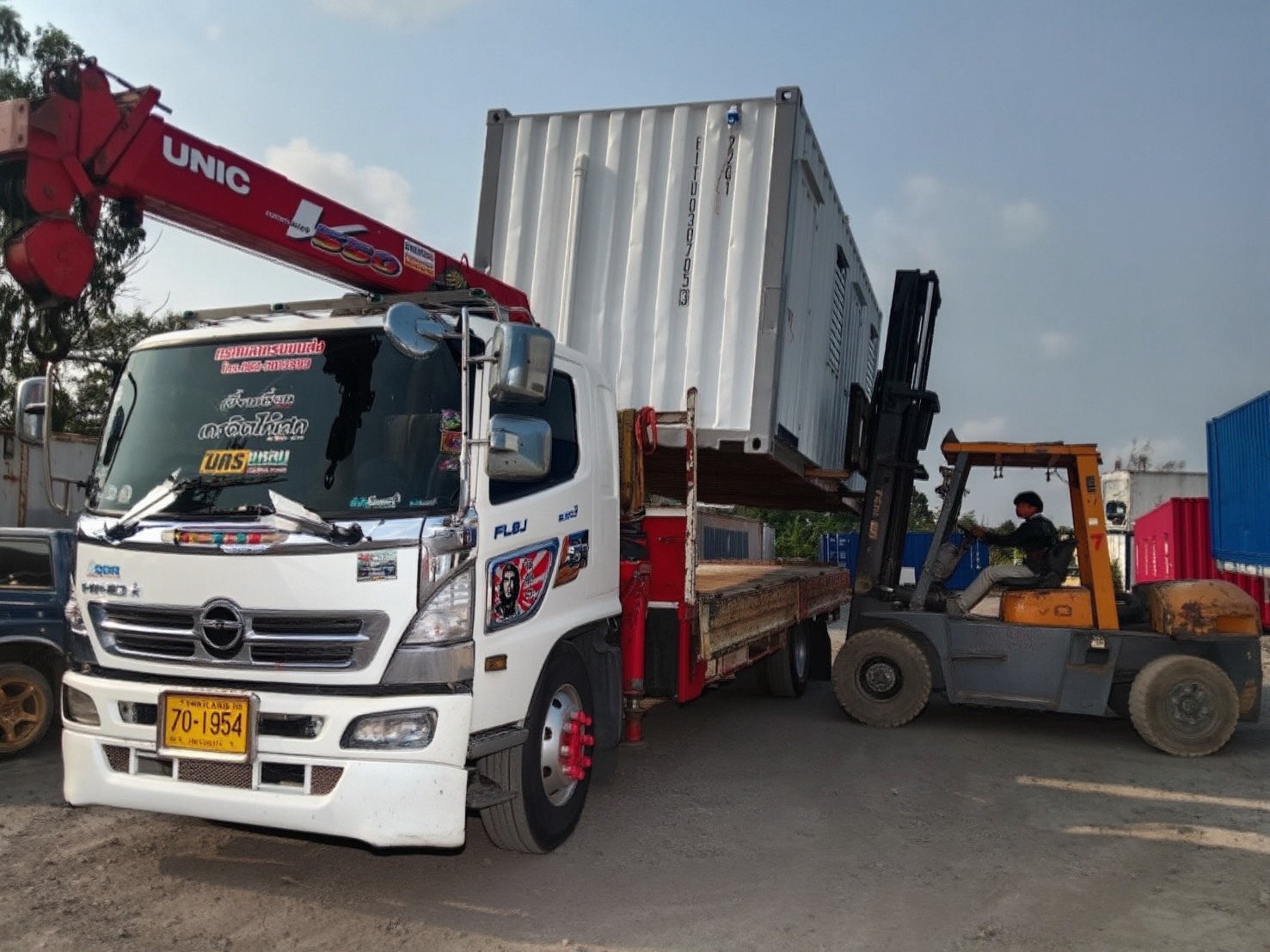 ผลงานการปฏิบัติงานจริงของรถเฮี๊ยบในพื้นที่แม่น้ำคู้ ปลวกแดง ระยอง เป็นงานยกและขนย้ายตู้คอนเทนเนอร์/ตู้สำนักงาน โดยใช้รถบรรทุกติดเครน ร่วมกับรถโฟล์คลิฟท์