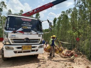 ผลงานรถเฮี๊ยบสัตหีบ ให้บริการยกและเคลื่อนย้ายเครื่องจักรในพื้นที่หน้างานจริง ภาพที่1