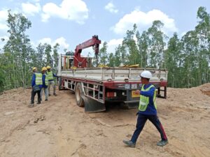 ผลงานรถเฮี๊ยบสัตหีบ ให้บริการยกและเคลื่อนย้ายเครื่องจักรในพื้นที่หน้างานจริง ภาพที่2