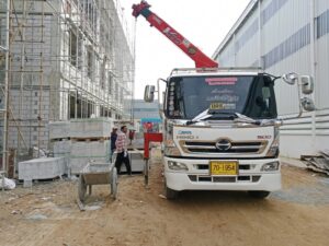ผลงาน รถเฮี๊ยบถนน 331 ให้บริการยกบล็อกก่อสร้างในไซต์งานอาคารโรงงาน ทีมงานใช้รถเฮี๊ยบเครน UNIC