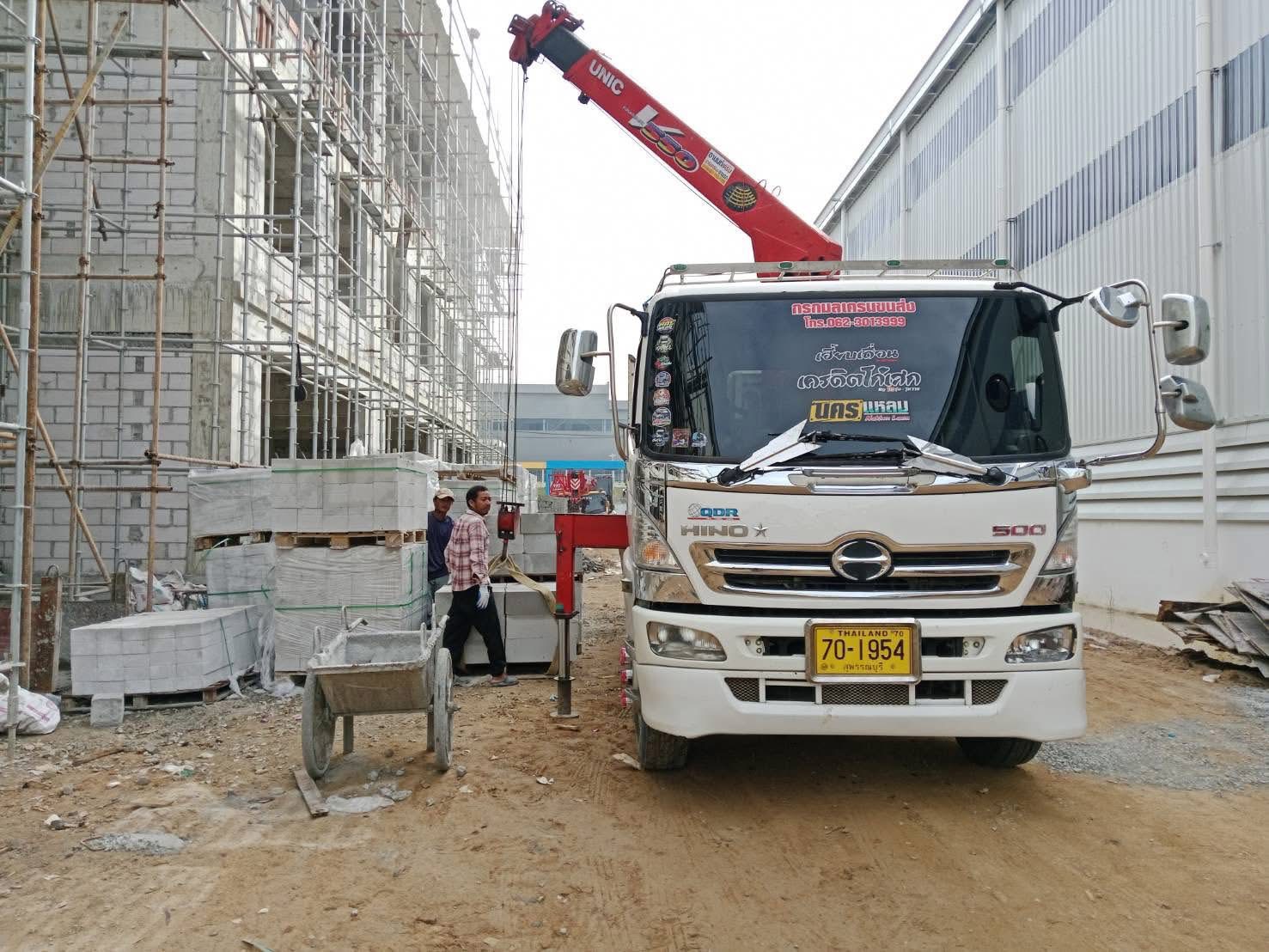 ผลงาน รถเฮี๊ยบถนน 331 ให้บริการยกบล็อกก่อสร้างในไซต์งานอาคารโรงงาน ทีมงานใช้รถเฮี๊ยบเครน UNIC