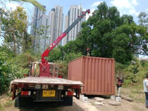 ผลงาน รถเฮี๊ยบคลองพลู หนองใหญ่ ชลบุรี ให้บริการยกและติดตั้งตู้คอนเทนเนอร์ 20 ฟุต ลงฐานปูนอย่างปลอดภัย