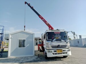 ผลงานรถเฮี๊ยบให้บริการในพื้นที่ตำบลตะพง จังหวัดระยอง ดำเนินการยกและติดตั้งตู้สำนักงานสำเร็จรูป ภาพที่ 1