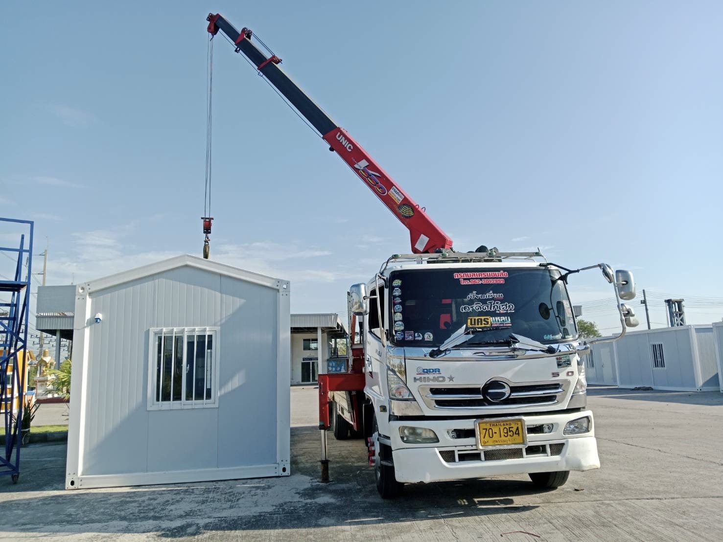 ผลงานรถเฮี๊ยบให้บริการในพื้นที่ตำบลตะพง จังหวัดระยอง ดำเนินการยกและติดตั้งตู้สำนักงานสำเร็จรูป ภาพที่ 1