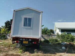 ผลงานรถเฮี๊ยบให้บริการในพื้นที่ตำบลตะพง จังหวัดระยอง ดำเนินการยกและติดตั้งตู้สำนักงานสำเร็จรูป ภาพที่ 2