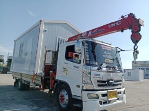 ผลงานรถเฮี๊ยบให้บริการในพื้นที่ตำบลตะพง จังหวัดระยอง ดำเนินการยกและติดตั้งตู้สำนักงานสำเร็จรูป ภาพที่ 3