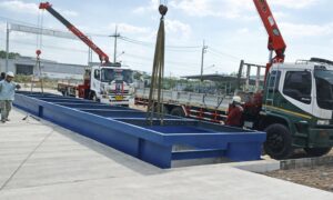 ผลงานรถเฮี๊ยบตาสิทธิ์ ให้บริการยกและติดตั้งเครื่องชั่งรถบรรทุกขนาดใหญ่