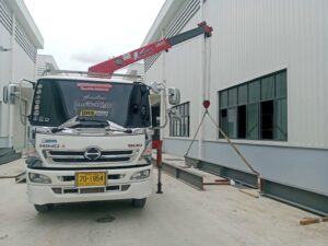 ผลงานการให้บริการ รถเฮี๊ยบนาเริก พนัสนิคม เข้าดำเนินงานภายในพื้นที่โรงงานอุตสาหกรรม สำหรับงานยกโครงสร้างเหล็กขนาดใหญ่