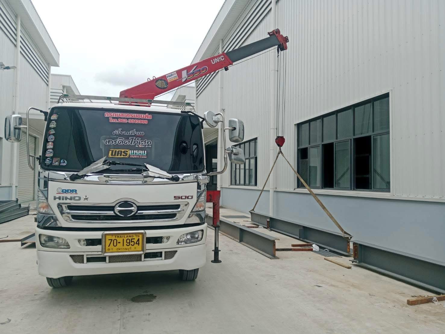 ผลงานการให้บริการ รถเฮี๊ยบนาเริก พนัสนิคม เข้าดำเนินงานภายในพื้นที่โรงงานอุตสาหกรรม สำหรับงานยกโครงสร้างเหล็กขนาดใหญ่