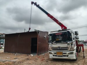 ผลงานรถเฮี๊ยบบางแสนยกติดตั้งโครงสร้างอาคารสำเร็จรูป