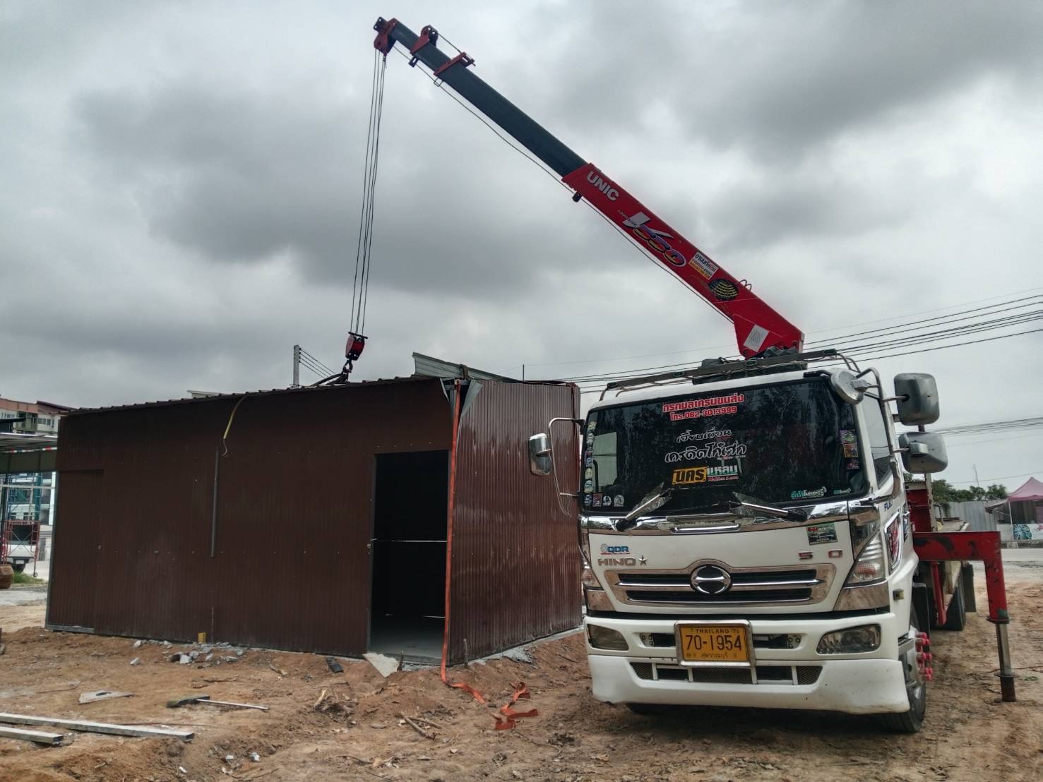 ผลงานรถเฮี๊ยบบางแสนยกติดตั้งโครงสร้างอาคารสำเร็จรูป