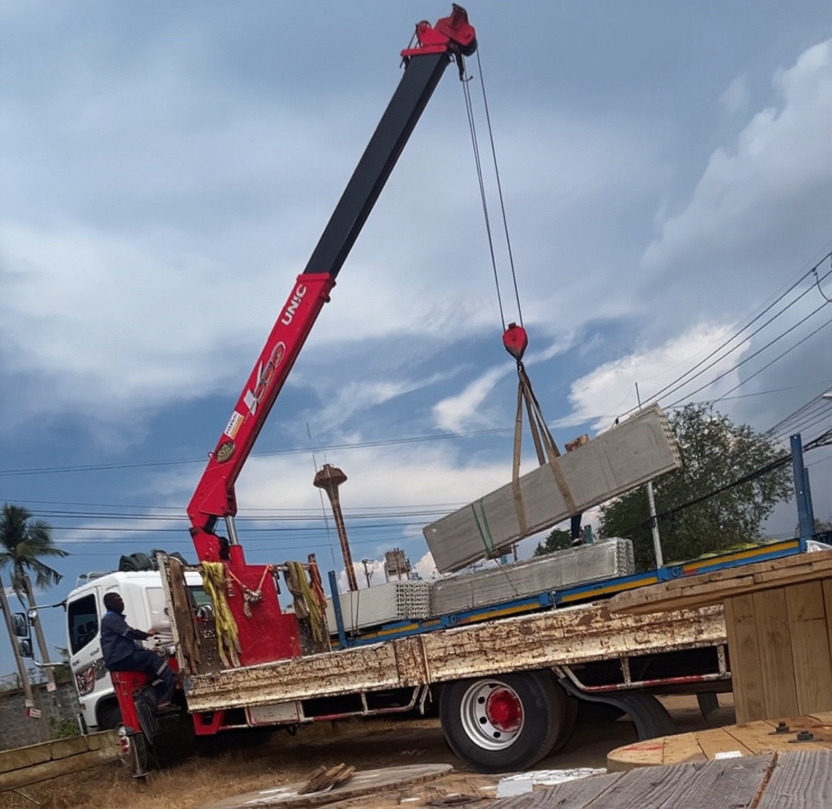 ผลงานรถเฮี๊ยบพนานิคม ให้บริการยกแผ่นคอนกรีตสำเร็จรูป