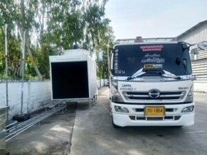 ผลงานรถเฮี๊ยบให้บริการยกและขนย้าย ตู้สำนักงานสำเร็จรูป ภายในพื้นที่มาบไผ่