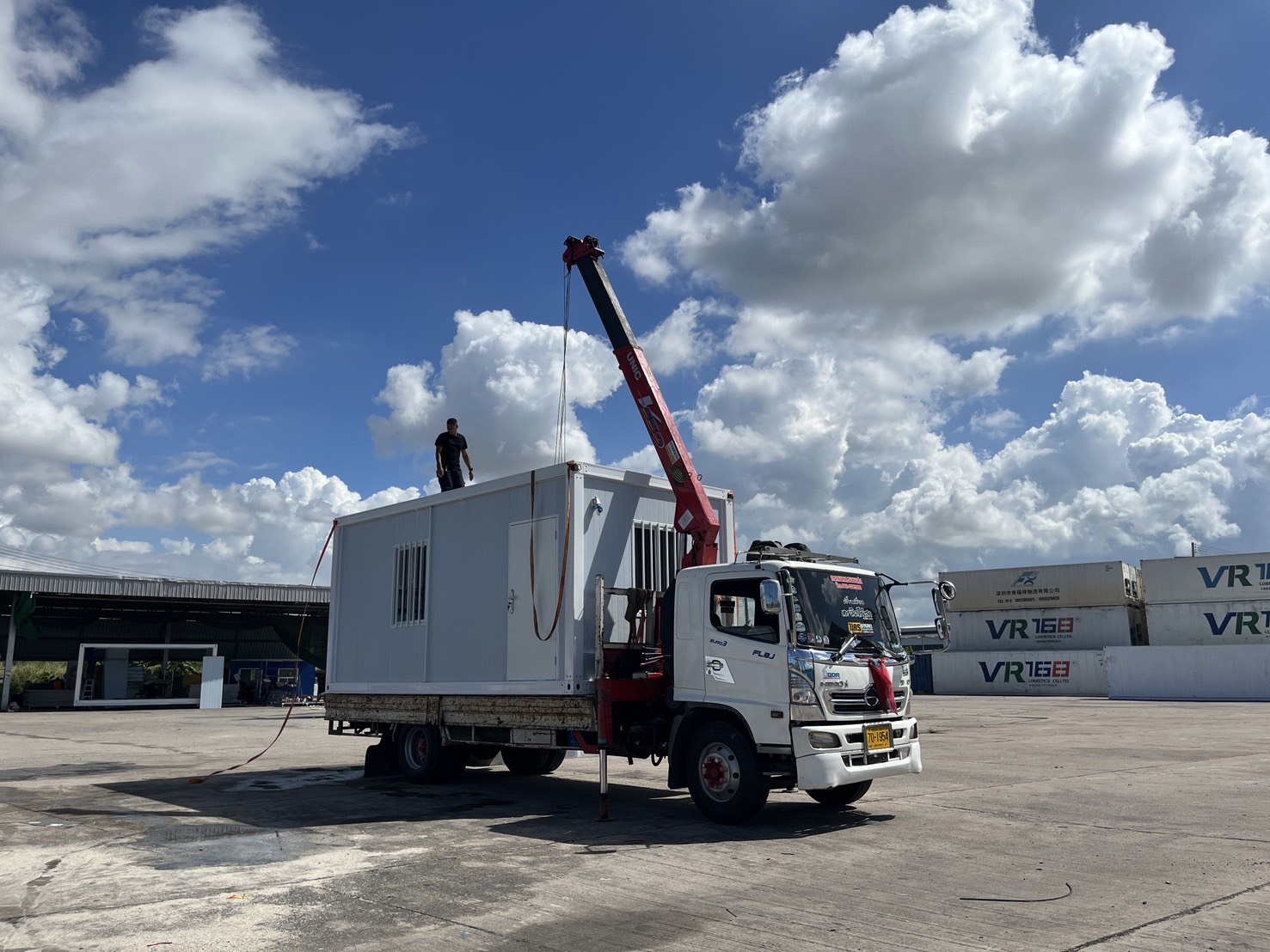 ผลงานรถเฮี๊ยบศรีราชาย้ายตู้คอนเทนเนอร์และตู้สำนักงานสำเร็จรูป ในพื้นที่อำเภอศรีราชา ภาพที่ 1