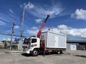 ผลงานรถเฮี๊ยบศรีราชาย้ายตู้คอนเทนเนอร์และตู้สำนักงานสำเร็จรูป ในพื้นที่อำเภอศรีราชา ภาพที่ 2