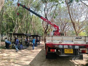 ผลงาน รถเฮี๊ยบหนองตะพาน ให้บริการยกและติดตั้งโครงสร้างเหล็กในพื้นที่ไซต์งาน โดยใช้รถเฮี๊ยบเครน UNIC ช่วยยกโครงสร้างอย่างแม่นยำ