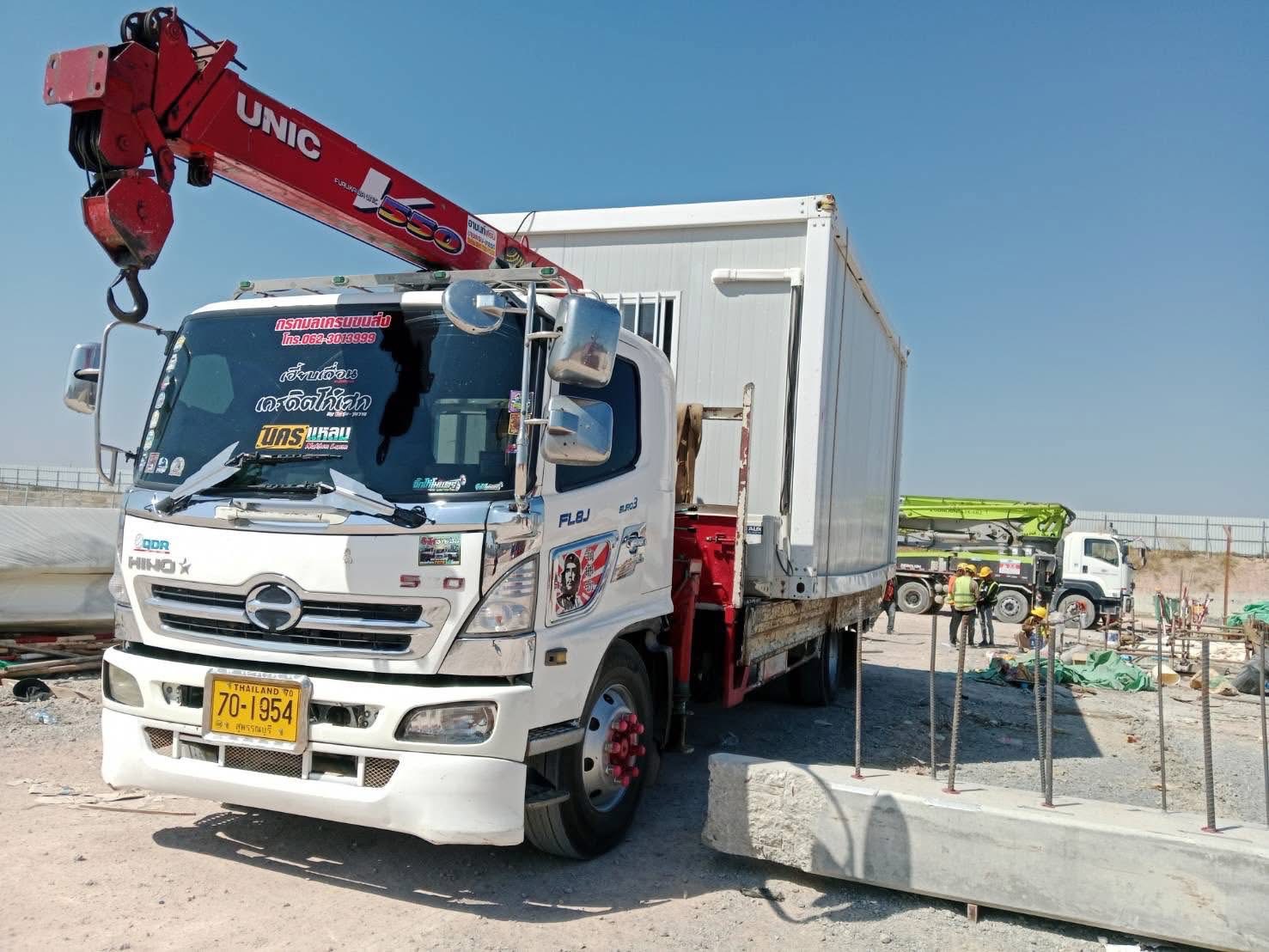 ผลงานรถเฮี๊ยบให้บริการ ยกติดตั้งตู้สำนักงานสำเร็จรูป ภายในไซต์งานก่อสร้างในพื้นที่หนองอิรุณ