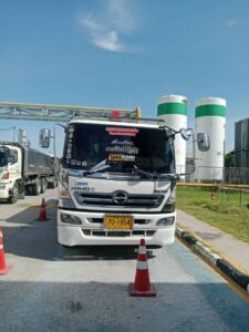 ผลงานการให้บริการ รถเฮี๊ยบหัวถนน พนัสนิคม เข้าหน้างานในพื้นที่โรงงานอุตสาหกรรม