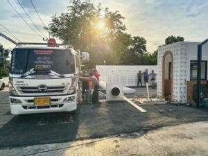 ผลงานรถเฮี๊ยบเขาซก ยกและติดตั้งเสาป้ายโฆษณาขนาดใหญ่ในพื้นที่อำเภอหนองใหญ่ จังหวัดชลบุรี