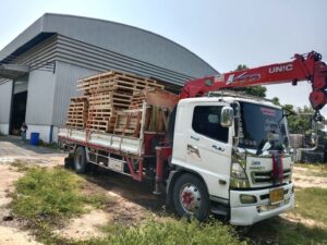 ผลงานรถเฮี๊ยบให้บริการในพื้นที่ตำบลเนินพระ จังหวัดระยอง ขนย้ายและยกพาเลทไม้จำนวนมากสำหรับใช้งานในโรงงานอุตสาหกรรม ภาพที่ 1