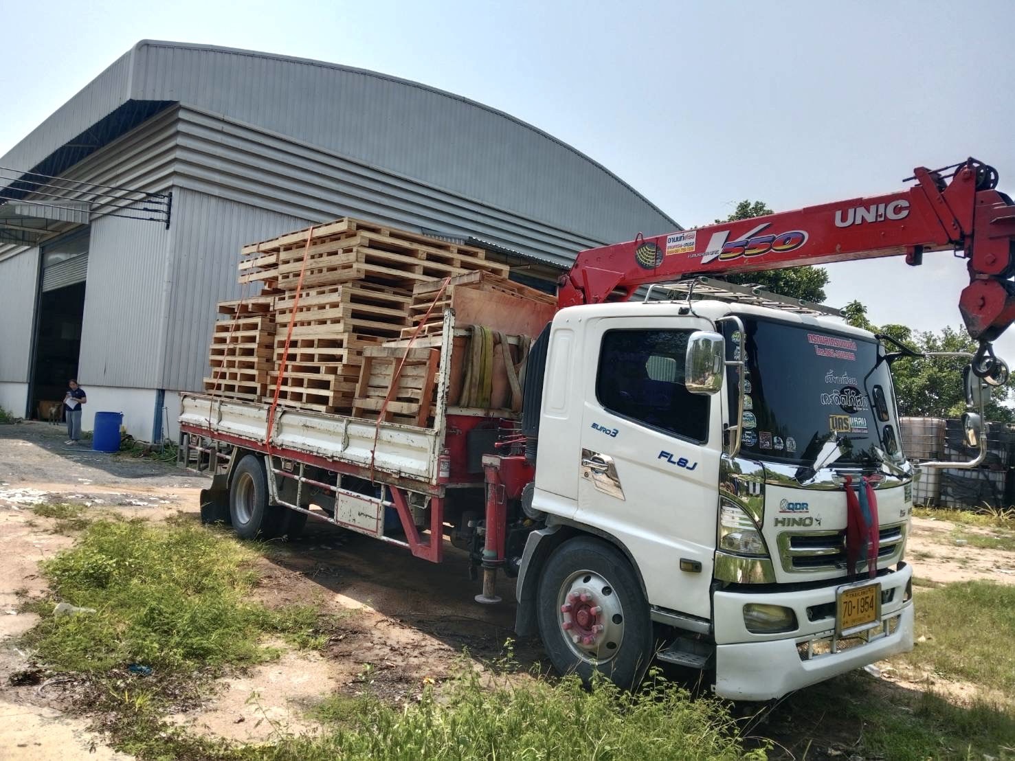ผลงานรถเฮี๊ยบให้บริการในพื้นที่ตำบลเนินพระ จังหวัดระยอง ขนย้ายและยกพาเลทไม้จำนวนมากสำหรับใช้งานในโรงงานอุตสาหกรรม ภาพที่ 1