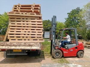 ผลงานรถเฮี๊ยบให้บริการในพื้นที่ตำบลเนินพระ จังหวัดระยอง ขนย้ายและยกพาเลทไม้จำนวนมากสำหรับใช้งานในโรงงานอุตสาหกรรม ภาพที่ 2