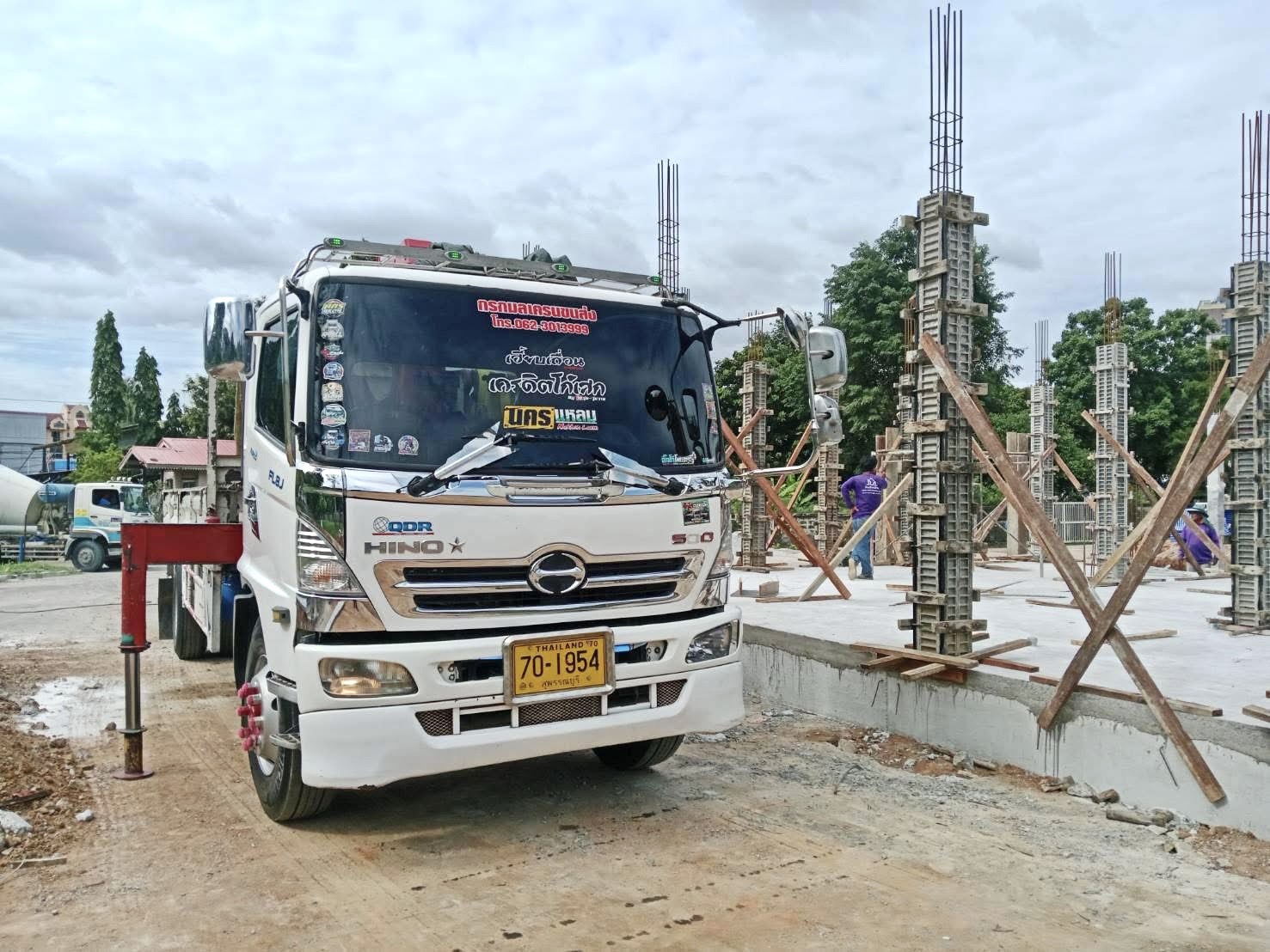 ผลงานรถเฮี๊ยบเนินหิน ยกวัสดุและอุปกรณ์ก่อสร้างในไซต์งานอาคาร
