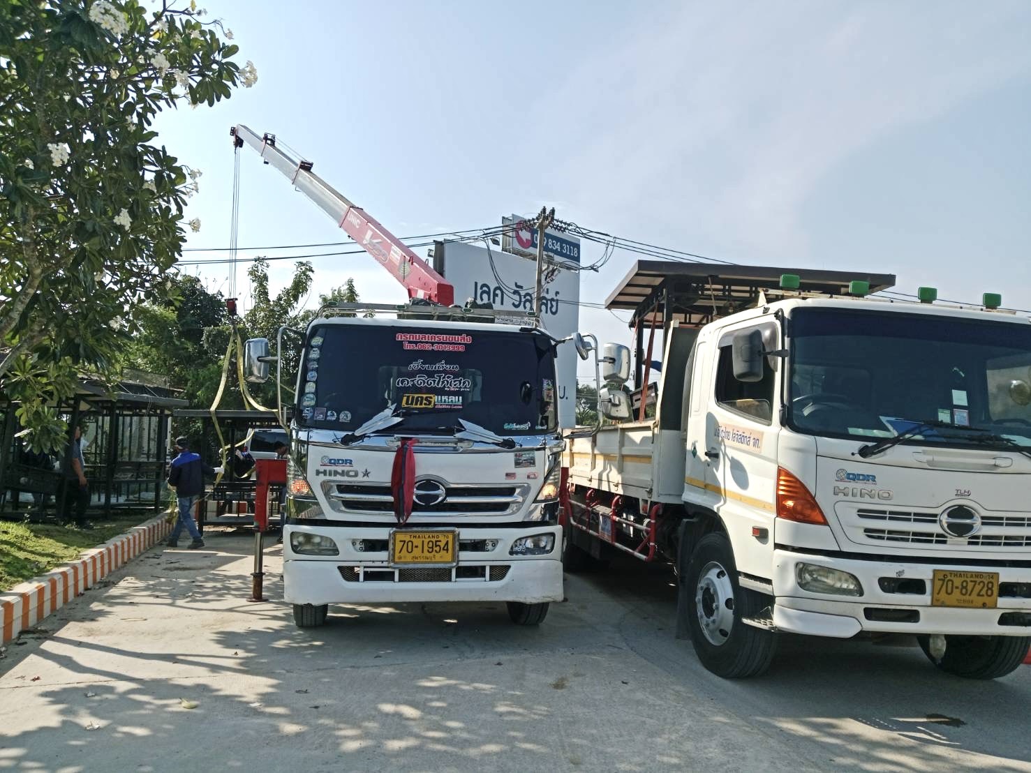 ผลงานให้บริการ รถเฮี๊ยบแปลงยาว ยกและขนย้ายโครงสร้างเหล็กด้วยเครนไฮดรอลิก โดยใช้รถเฮี๊ยบติดเครนบูมในการยกโหลดขึ้นจากพื้นที่หน้างานอย่างปลอดภัย